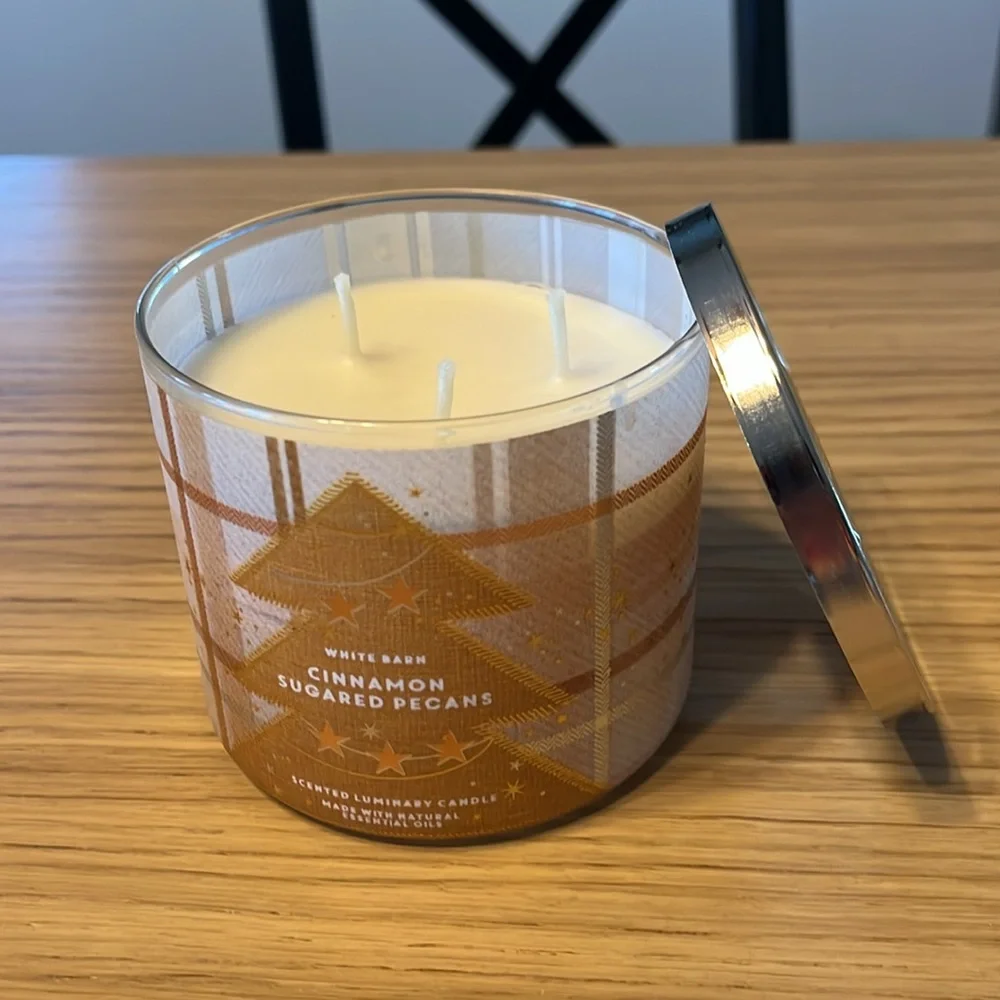 Bath & Body Works 3 Wick Candle. Cinnamon Sugared Pecans.
